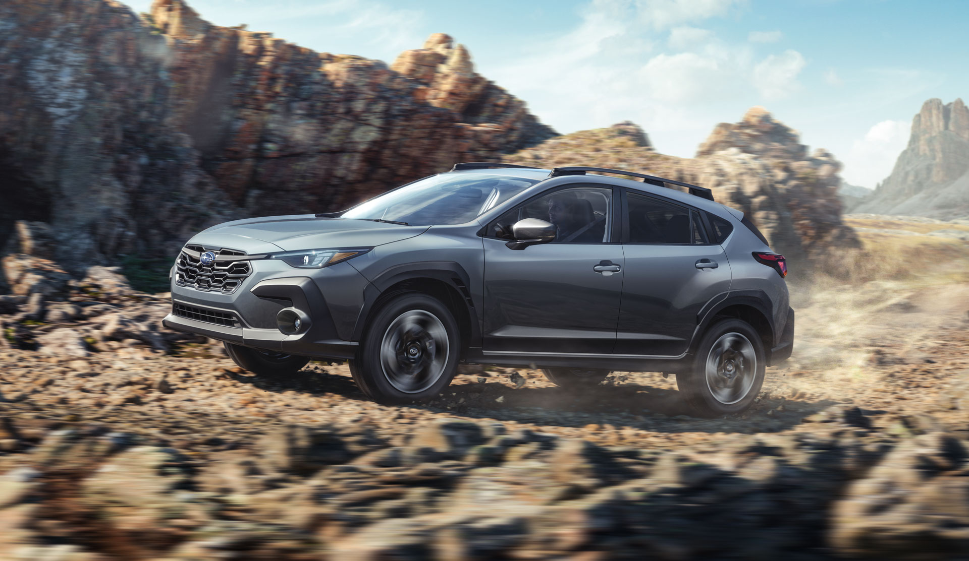 Crosstrek 2024 roulant sur une route poussiéreuse dans un canyon..