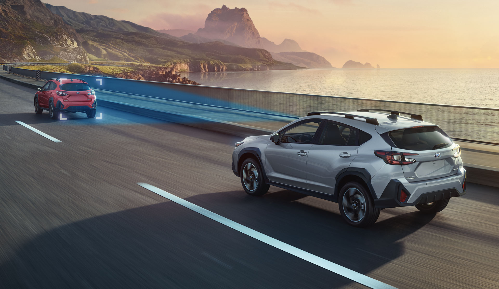 Vue arrière de la Crosstrek 2024 sur une route côtière, utilisant le régulateur de vitesse adaptatif EyeSight.